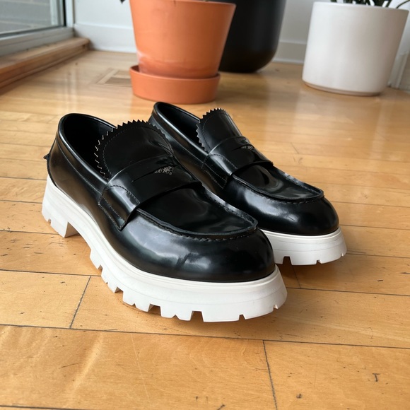 Alexander McQueen Other - Alexander McQueen
Ridged Leather Loafers